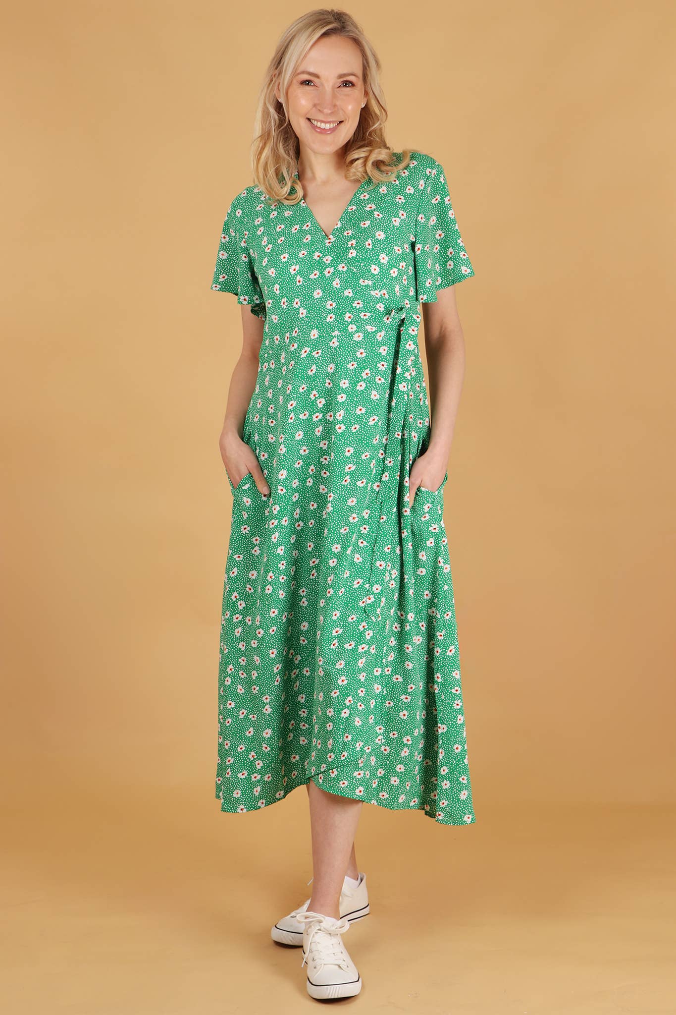 Spotted Daisy Print Short Sleeve Maxi Wrap Dress in Green: Small (8-10)